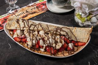 Clatita Uriasa cu Nutella, capsuni si Rafaello