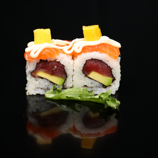112.Uramaki De Atún salmón aguacate,mayonesa y mango  (8Uds.)