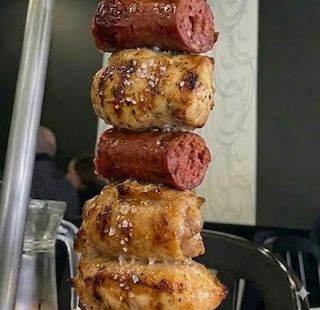 Espetada de Peito de Frango com Salsicha Crioula