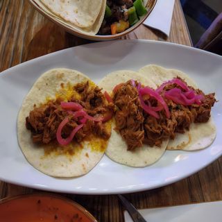 taco cochinita pibil (poco picante)