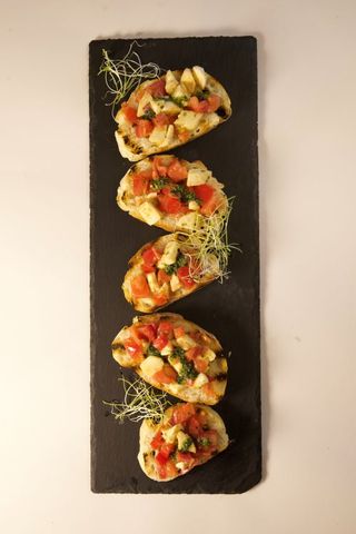 Брускети с моцарела, домат и босилек