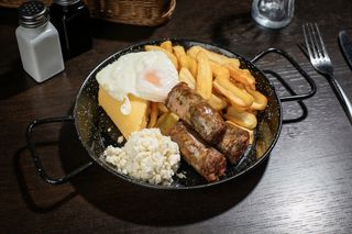 Cartofi prăjiți cu brânză frământată, ochi, cârnați de casă