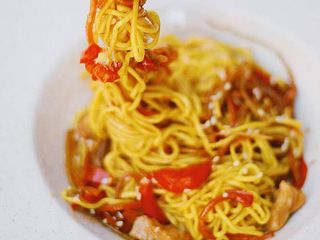 Локшина з куркою в азійському стилі (300г)