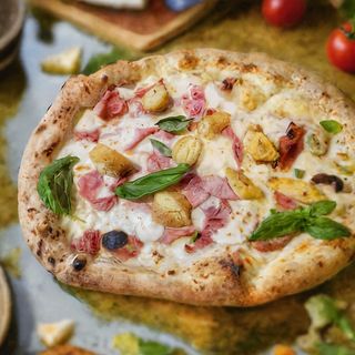 Pizza con petto di pollo, crocchè e mozzarella