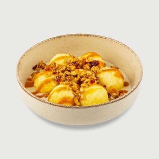 Ліниві вареники із гранолою та сметаною