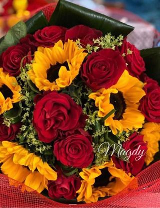 Bouquet grande di fiore recisi con girasole e rose rosse e gerbere