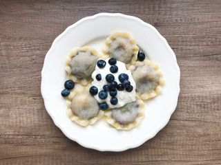 Pierogi z jagodami i śmietaną