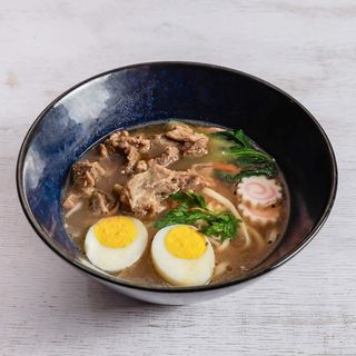 Ramen in brodo con agnello, verdure e uova
