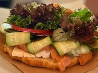 Круасан з лососем (310g)