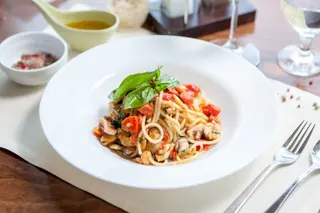 Spaghetti alla Chitarra cu fructe de mare în sos de unt