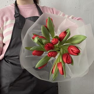 15 червоних тюльпанів