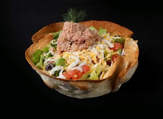 Салата с риба тон и сос фета (400г)