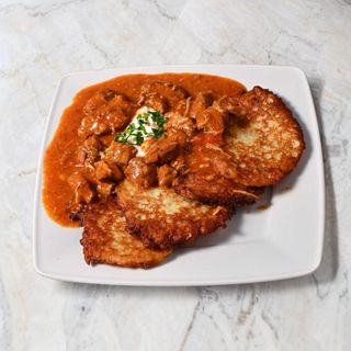 Placki ziemniaczane z sosem pieczarkowo-śmietanowym