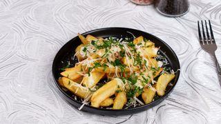 Cartofi prajiti cu usturoi, patrunjel parmezan