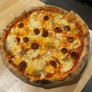 Pizza 4 Quesos Con Chorizo Picante