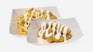 Пилешки хапки с пържени картофи и сос