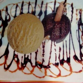 Suflê de chocolate com/1 bola de gelado