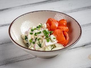Весняний салат з лососем слабої солі (260/50g)