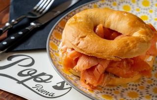 Bagel con salmone affumicato e guacamole