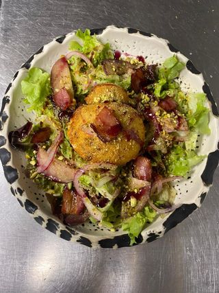ENSALADA BURRATA, MANZANA, NUECES