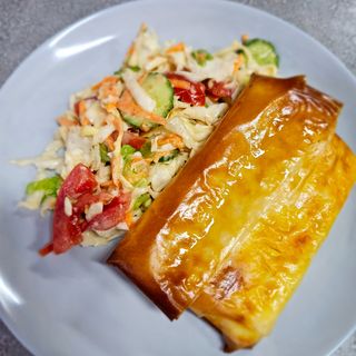 Паниран  кашкавал с бекон и гарнотура салата (300г)