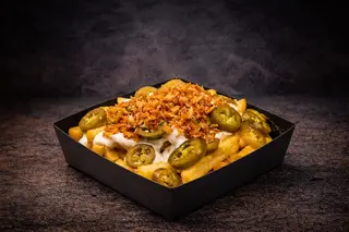 Cartofi cu sos de branza si jalapenos si ceapa crispy