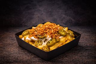 Cartofi cu sos de branza si jalapenos si ceapa crispy