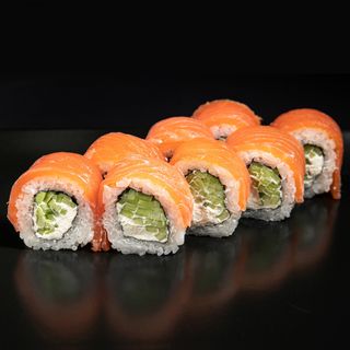 Філадельфія з лососем в кунжуті (245г)