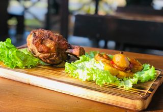 Печен свински джолан (1200гр.)