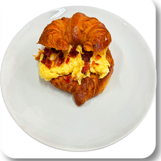 Croissant con Huevos y Bacon