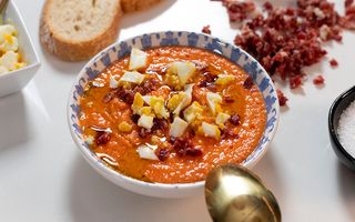 Salmorejo con huevo y jamón