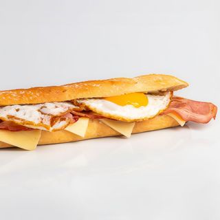 Baguette de beicon, huevo y queso