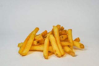 Karbowane frytki z sosem