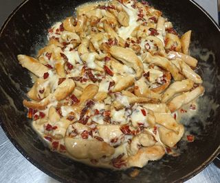 Tochetti di pollo, mozzarella, peperoni e cruski