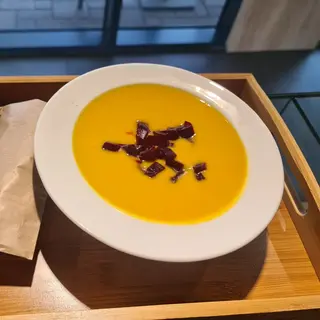 Supa crema de năut cu morcovi si sfeclă marinată