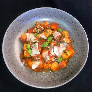 Gnocchis de pommes de terres à la sauce tomate, basilic et parmesan 