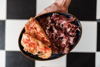 Jamón Ibérico Con Pan De Coca Y Tomate