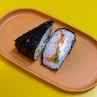 Онигири с семгой 