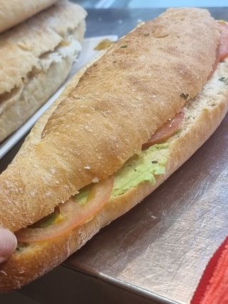 Bocata de Pollo con Aguacate y Tomate