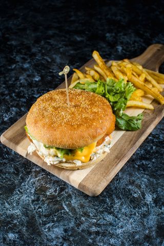 Kids - Burger de pui crispy cu cartofi prăjiți