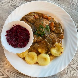 Gulasz wieprzowy duszony w czerwonym winie z warzywami