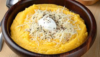 Mamaliguta cu brânză si smântână