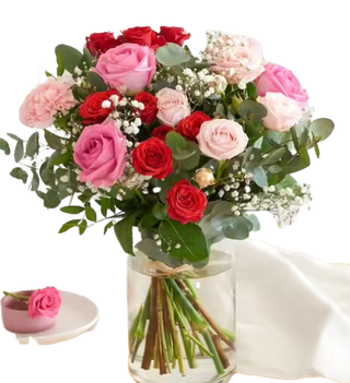 Bouquet di diverse varietà di rose rosa e rosse  