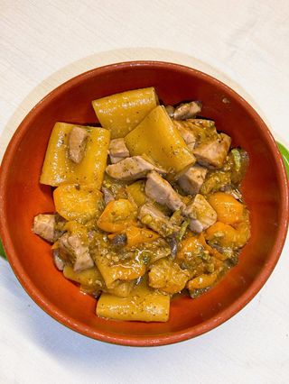 Paccheri tonno, pesto di pistacchi, pomodori gialli 