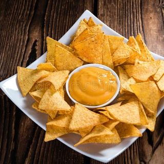 Nachos con salsa cheddar