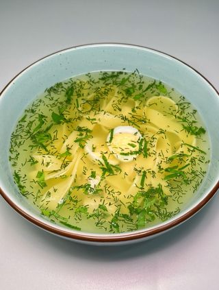 Бульон з локшиною та яйцем