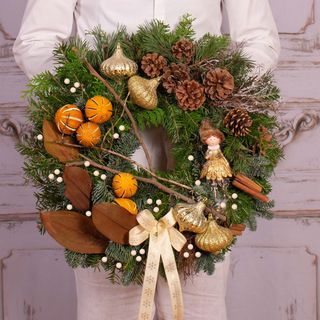 Coronita cu globuri aurii, fetita si magnolie