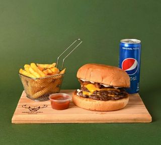 Golden smash burger, pomfrit & Pepsi 0.33l