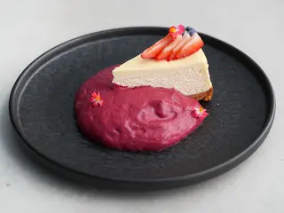 Класичний Чізкейк з ягідним соусом (200г)