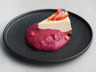 Класичний Чізкейк з ягідним соусом (200г)